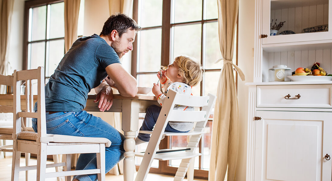 Far og søn spiser. Foto: Colourbox