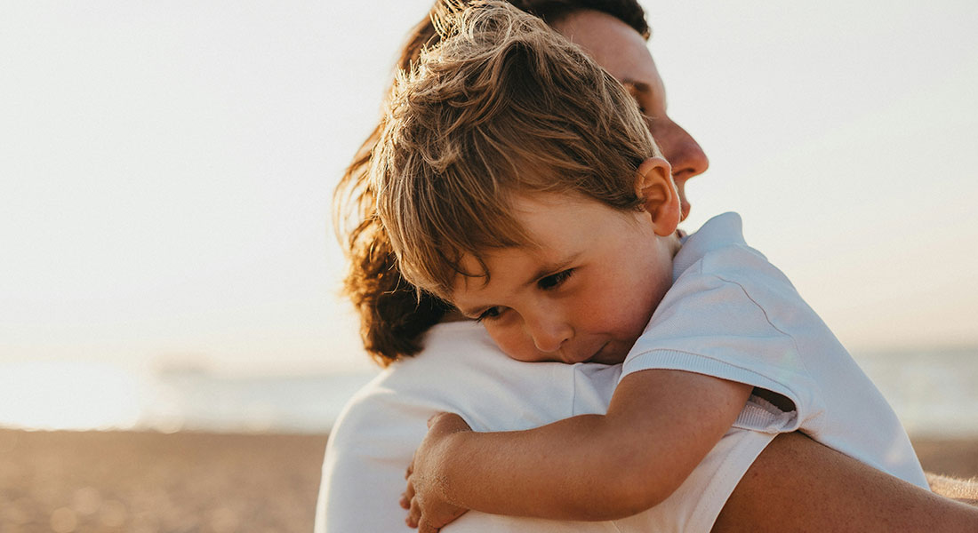 Barn og forælder. Foto: Xavier Mouton Photographie, Unsplash